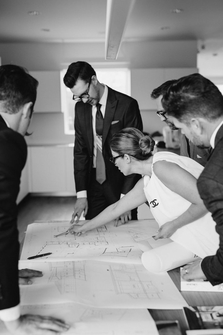 Architekt plant auf einem Zeichenbrett